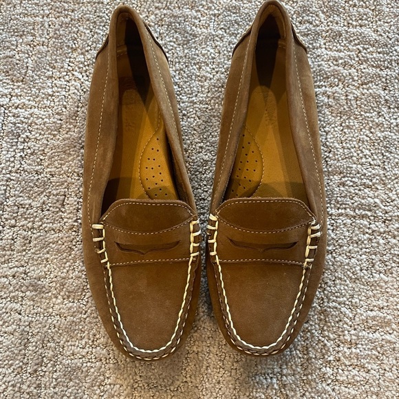 Minnetonka Men’s Tan Suede Loafers, Slip On, Stitching Detail, Comfort, Size 8.5 - Picture 13 of 14